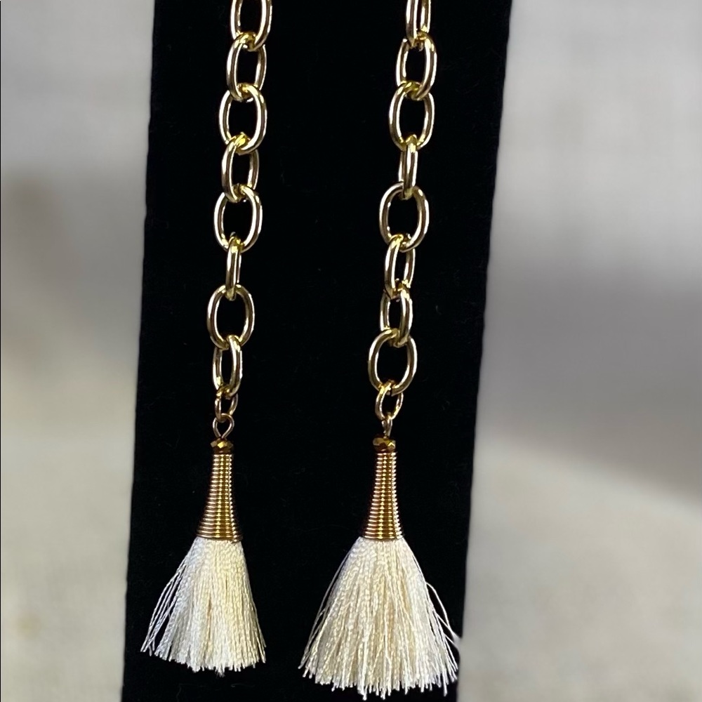 Cream chain & Tassel earrings.